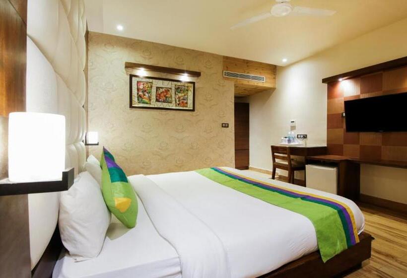 اتاق لوکس, Treebo Punjabi Nature Residency, Near Faridabad Railway Station