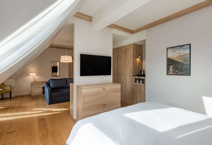 Полулюкс, Radisson Blu Hotel & Residences