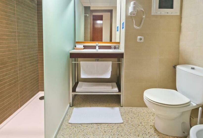 Habitación Triple Estándar Vista Piscina, President