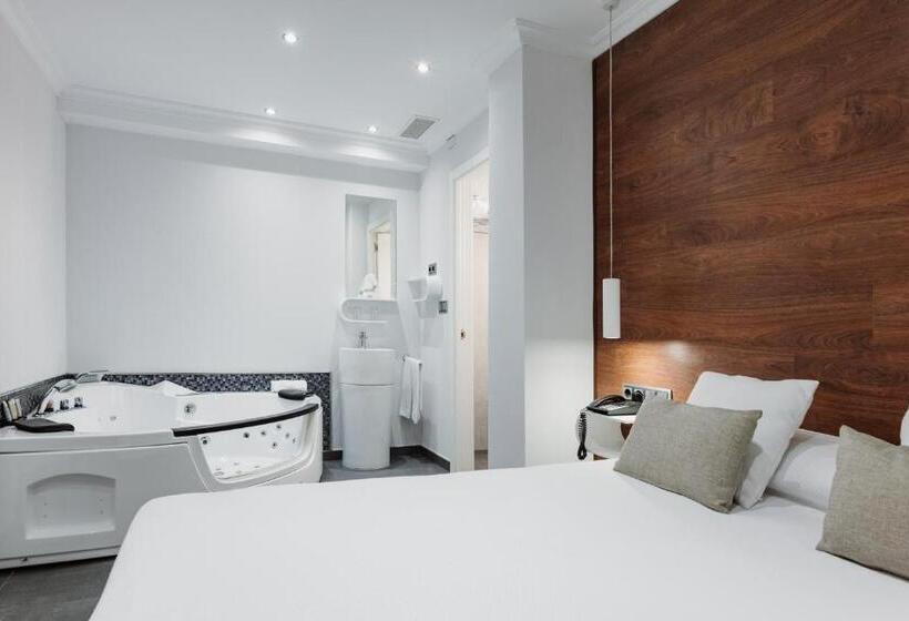 Suite Presidencial, Los Delfines