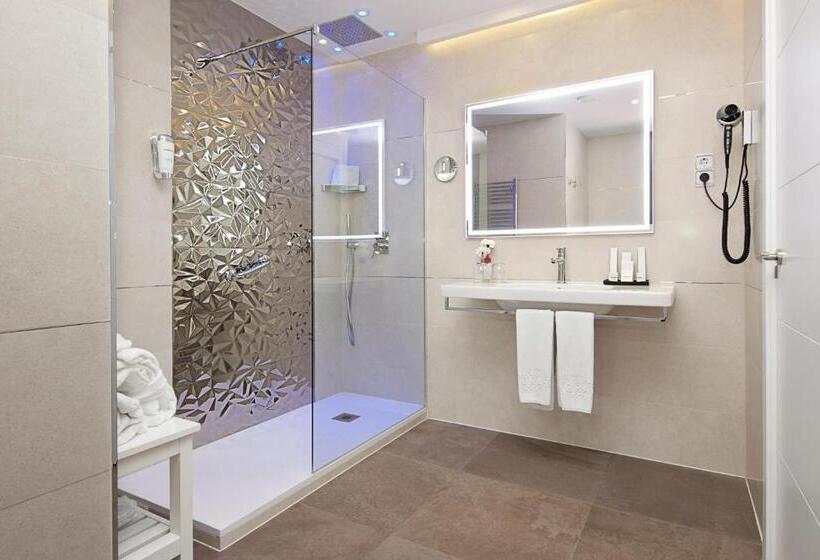 اتاق استاندارد چهار تخته, Hotel Mayorazgo
