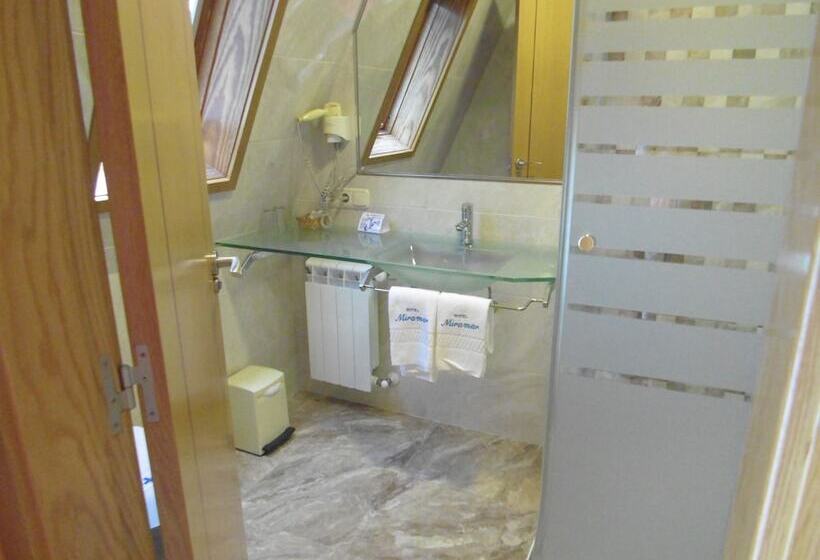 اتاق استاندارد سه تخته با بالکن, Miramar