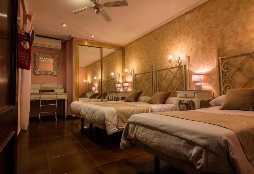 اتاق استاندارد سه نفره, Hostal Goya Suites