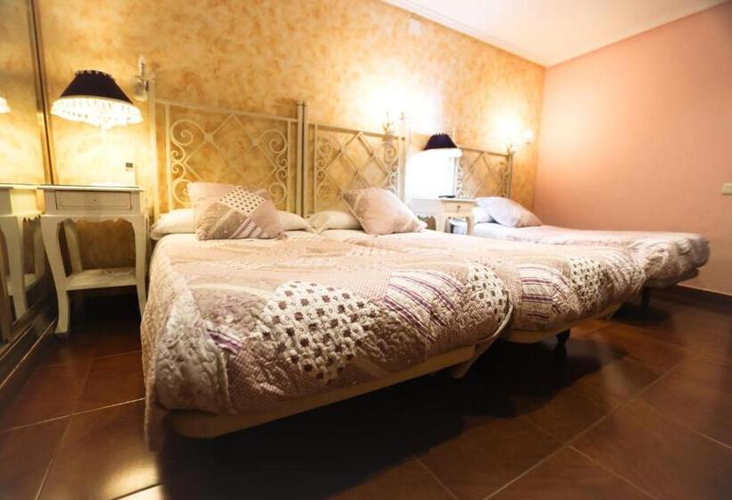 اتاق استاندارد سه نفره, Hostal Goya Suites