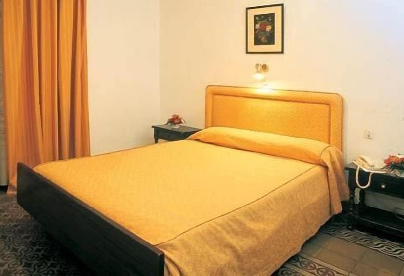 اتاق استاندارد سه نفره, Hostal Sierpes