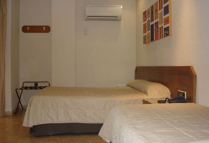 Номер Стандарт Трехместный, Hostal Moreno