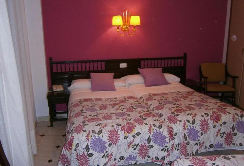 اتاق استاندارد سه نفره, Hostal Residencia Avenida