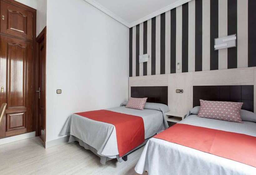 Habitación Triple Estándar, Hostal Castilla I Atocha