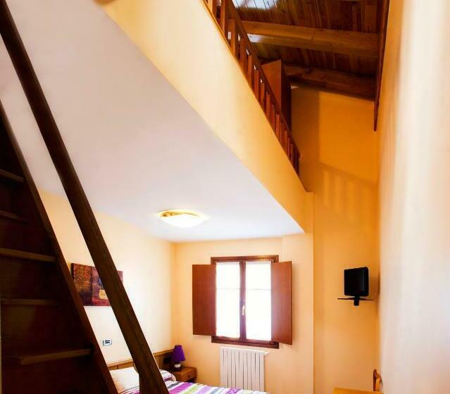 Habitación Triple Estándar, Hostal Musunzar