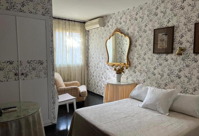 Номер Стандарт, Hostal Pirineos