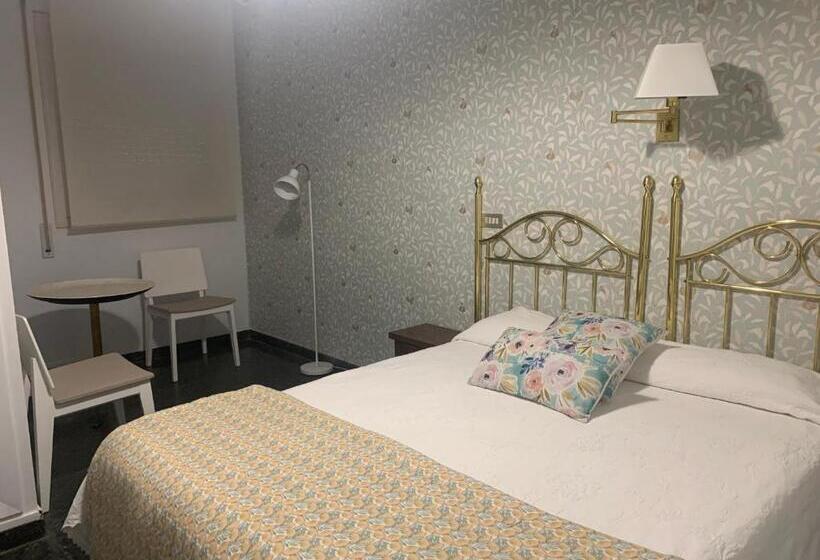 Номер Стандарт, Hostal Pirineos