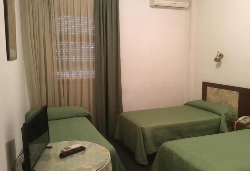 Номер Стандарт Трехместный, Hostal Pirineos