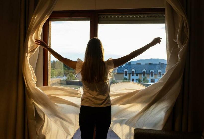 اتاق استاندارد یک نفره, Oroel Hotel & Spa