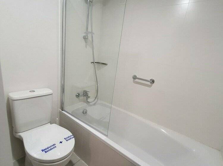 اتاق استاندارد سه نفره, Oroel Hotel & Spa