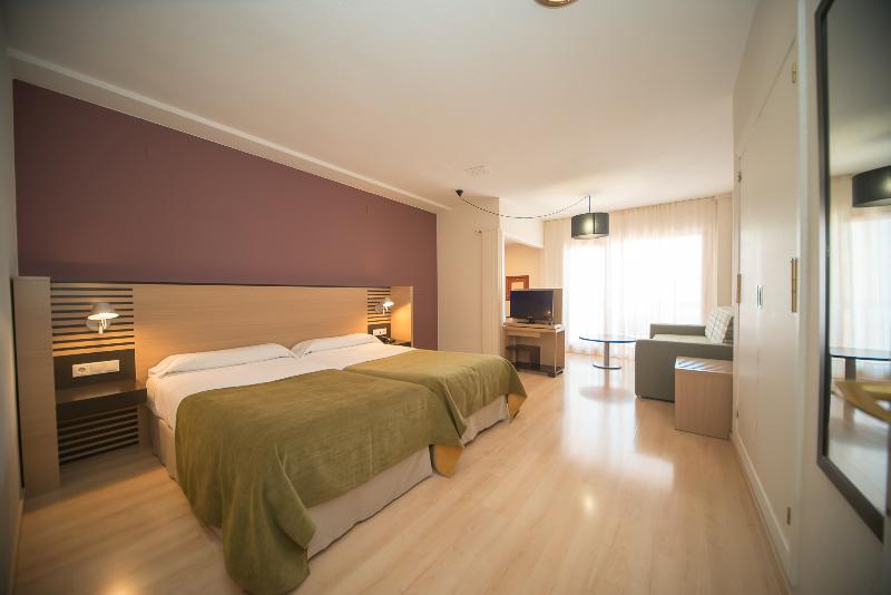 اتاق استاندارد سه نفره, Oroel Hotel & Spa