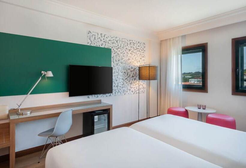 Номер Стандарт, Santiago Plaza Affiliated By Meliá