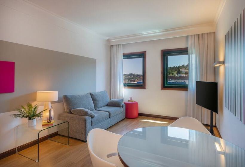 Полулюкс, Santiago Plaza Affiliated By Meliá
