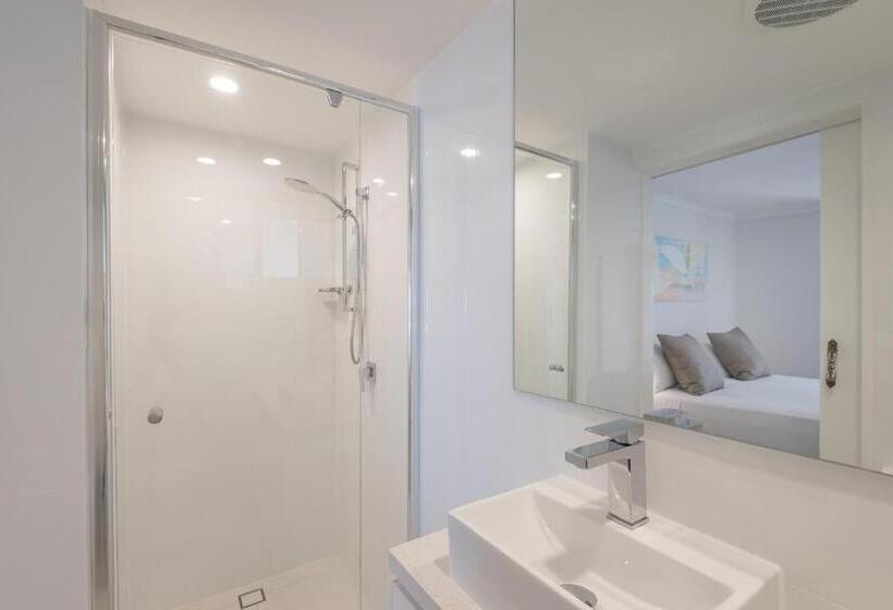 Superior 3-bedroom flat with a view, Munna Beach Apartments