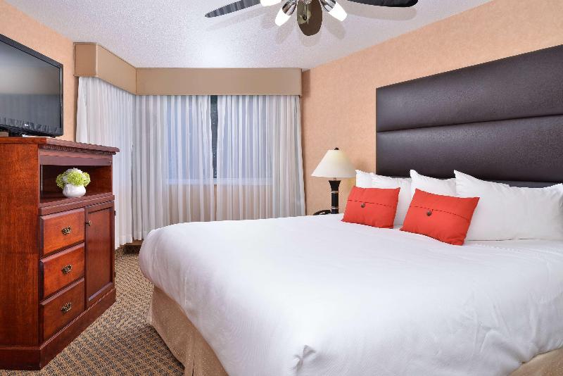 带大床的套房, Best Western Plus Regency Inn And Conference Centre
