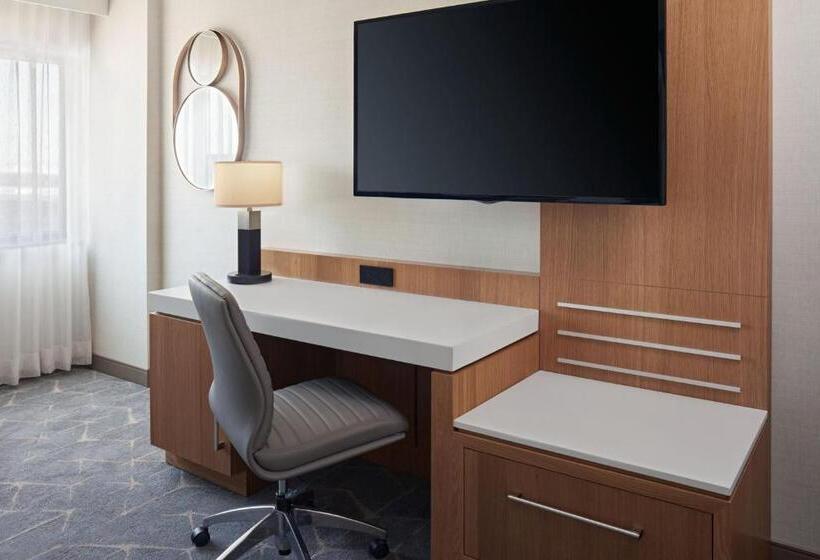 Номер Премиум, Delta Hotels Calgary Airport In Terminal