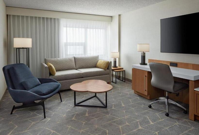 Люкс Кровать Кинг, Delta Hotels Calgary Airport In Terminal