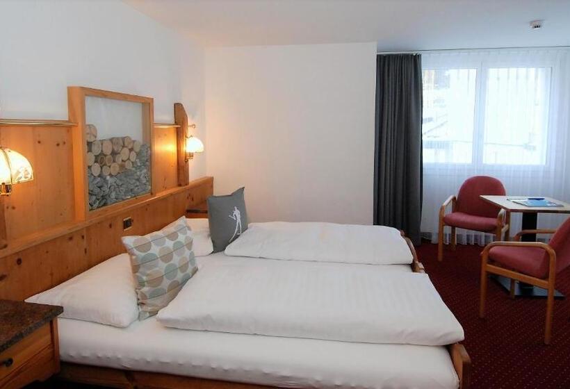 Quarto Triplo Estandar, Crystal