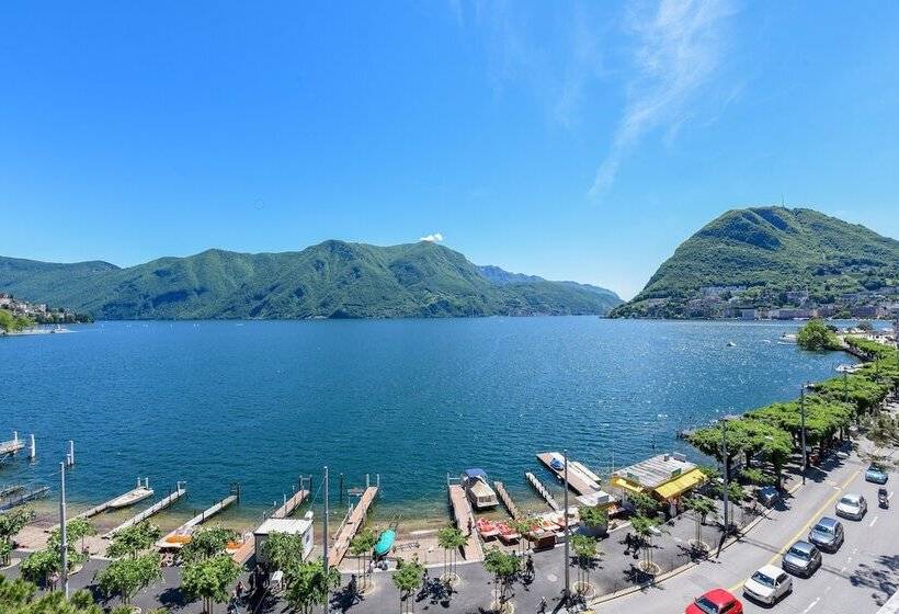 اتاق خانوادگی تودرتو, Walter Au Lac