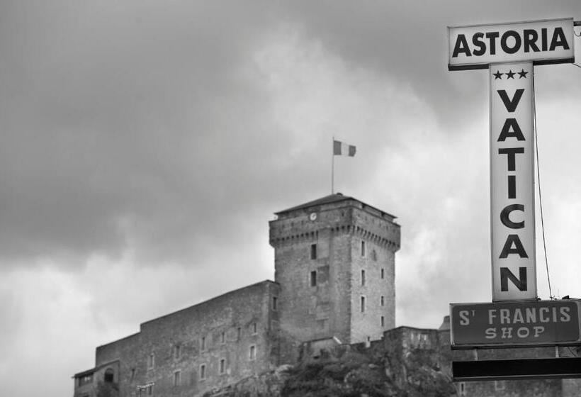 Номер Стандарт Трехместный, The Originals City, Hôtel Astoria Vatican, Lourdes