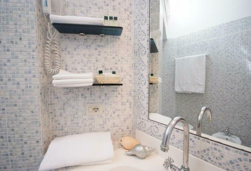 اتاق اساندارد با چشم‌انداز جانبی به دریا, Antares