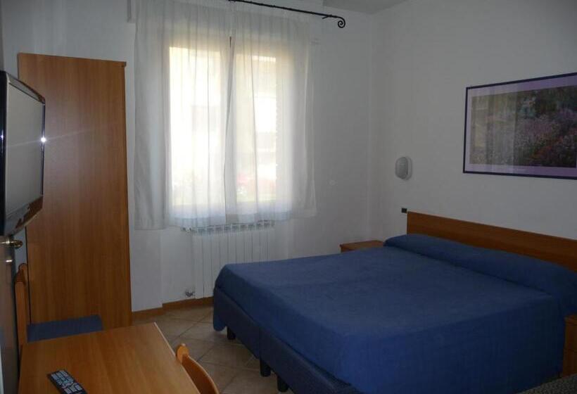 اتاق استاندارد سه نفره, La Toscana