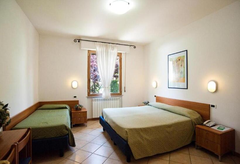 اتاق استاندارد سه نفره, La Toscana