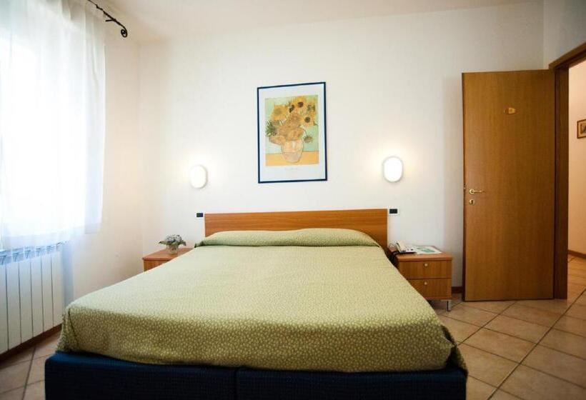 اتاق استاندارد سه نفره, La Toscana