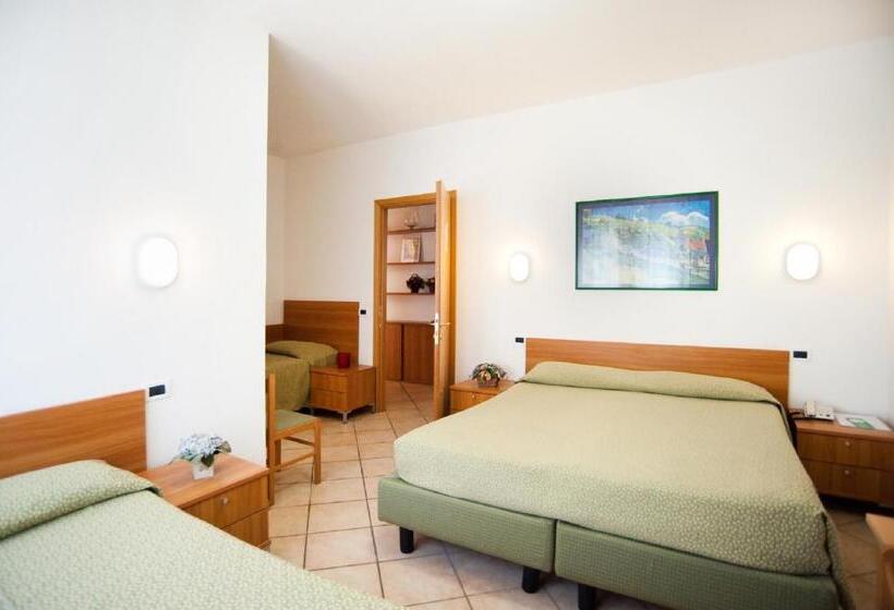 اتاق استاندارد چهار تخته, La Toscana