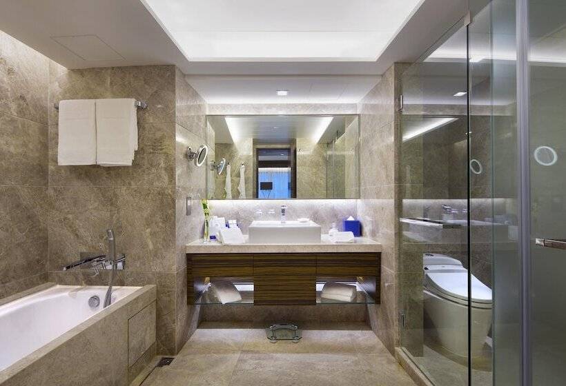 سوئیت با چشم‌انداز, New World Millennium Hong Kong