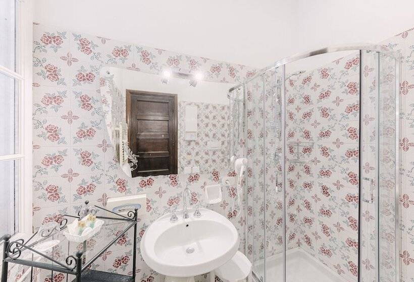 اتاق لوکس با چشم‌انداز دریا, Villa Maria