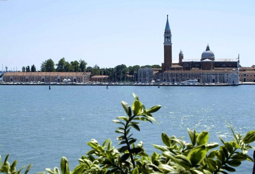 سوییت جونیور با چشم‌انداز دریاچه, Metropole Venezia