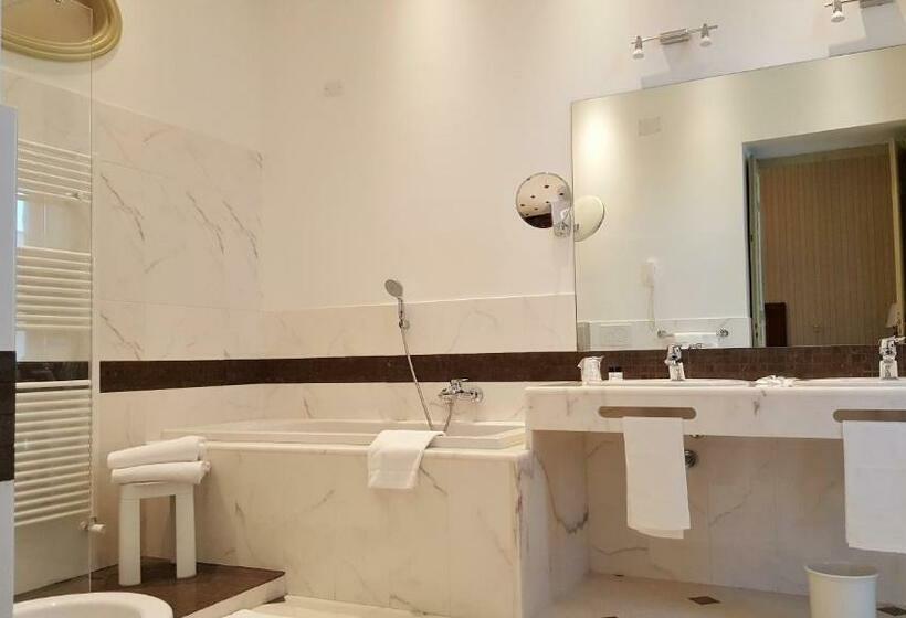 سوییت, Roma E Rocca Cavour