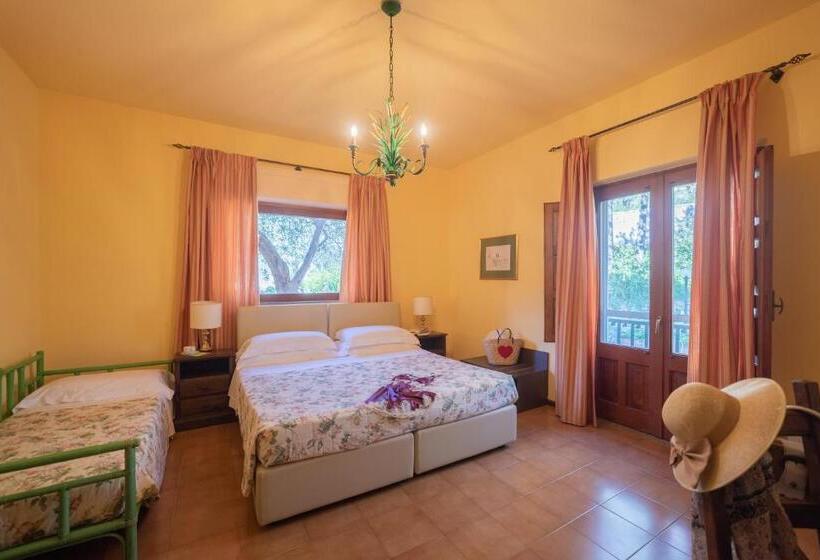 Семейный Номер Вид на Сад, Villa Sirina