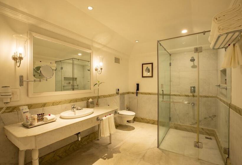 اتاق لوکس با چشم‌انداز باغ, Savoy  Ihcl Seleqtions