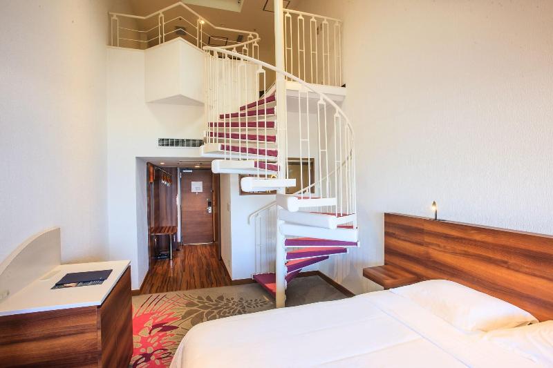 اتاق استاندارد با تخت بزرگ, Sheraton Okinawa Sunmarina Resort