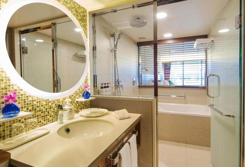 اتاق لوکس با چشم‌انداز دریا, Sheraton Okinawa Sunmarina Resort