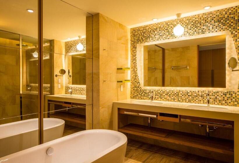 اتاق استاندارد با چشم‌انداز دریا, Sheraton Okinawa Sunmarina Resort