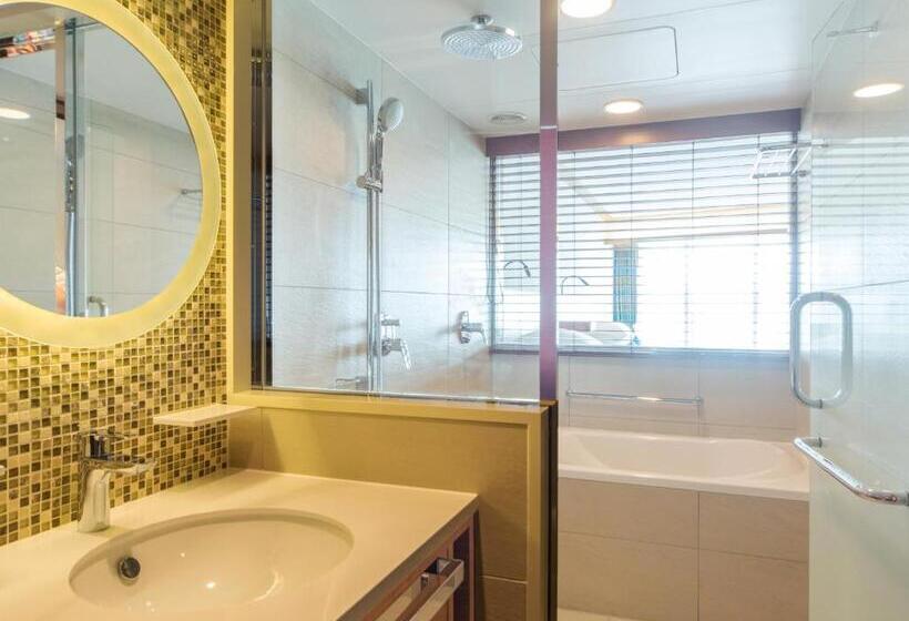 اتاق استاندارد با بالکن, Sheraton Okinawa Sunmarina Resort