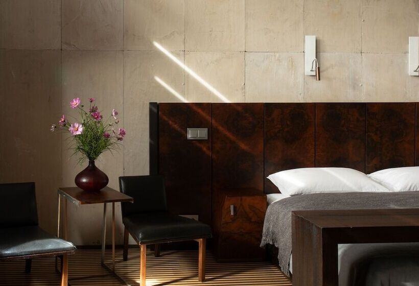 Quarto Deluxe, Monopol