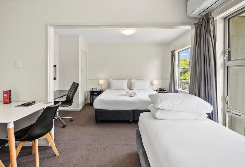 اتاق استاندارد, Heartland Ambassador Hotel Hamilton