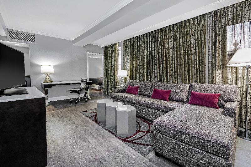 מיטת קינג בסוויטה, Indigo Dallas Downtown, An Ihg
