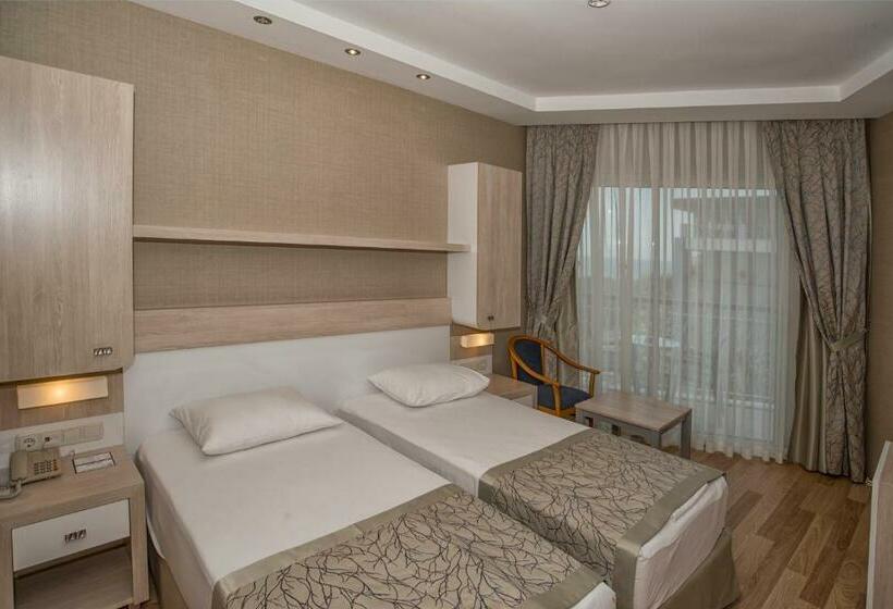 Номер Стандарт Трехместный, Riviera Hotel & Spa