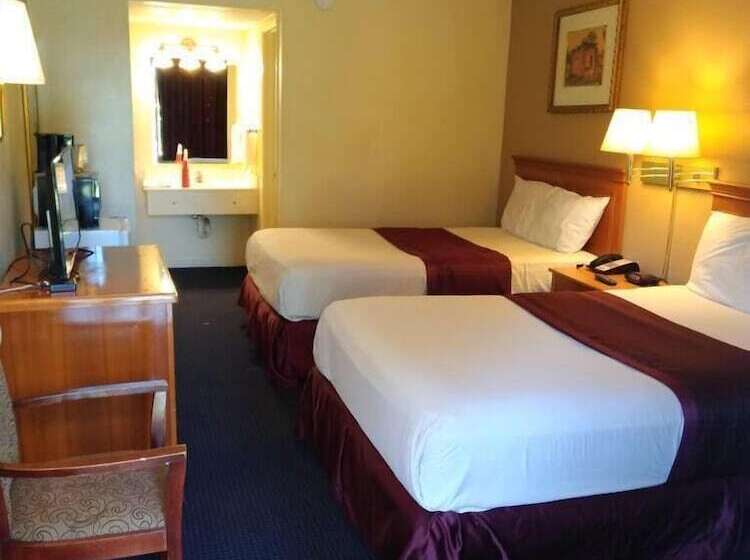 带2个双人床的标准工作室, Knights Inn San Antonio Near Frost Bank Center
