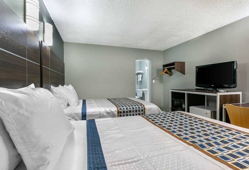 带2个双人床的标准工作室, Knights Inn Bristol