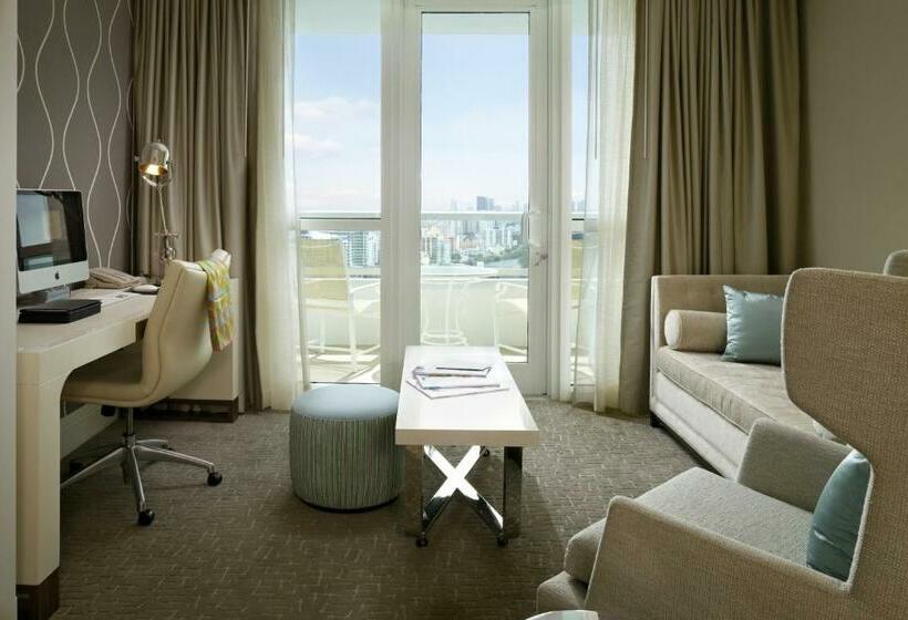 可观景的小型套房, Fontainebleau Miami Beach